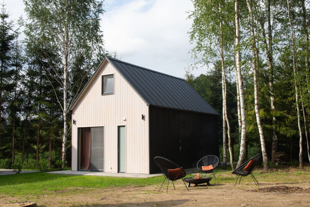 Domek w stylu stodoły z palącym się ogniskiem